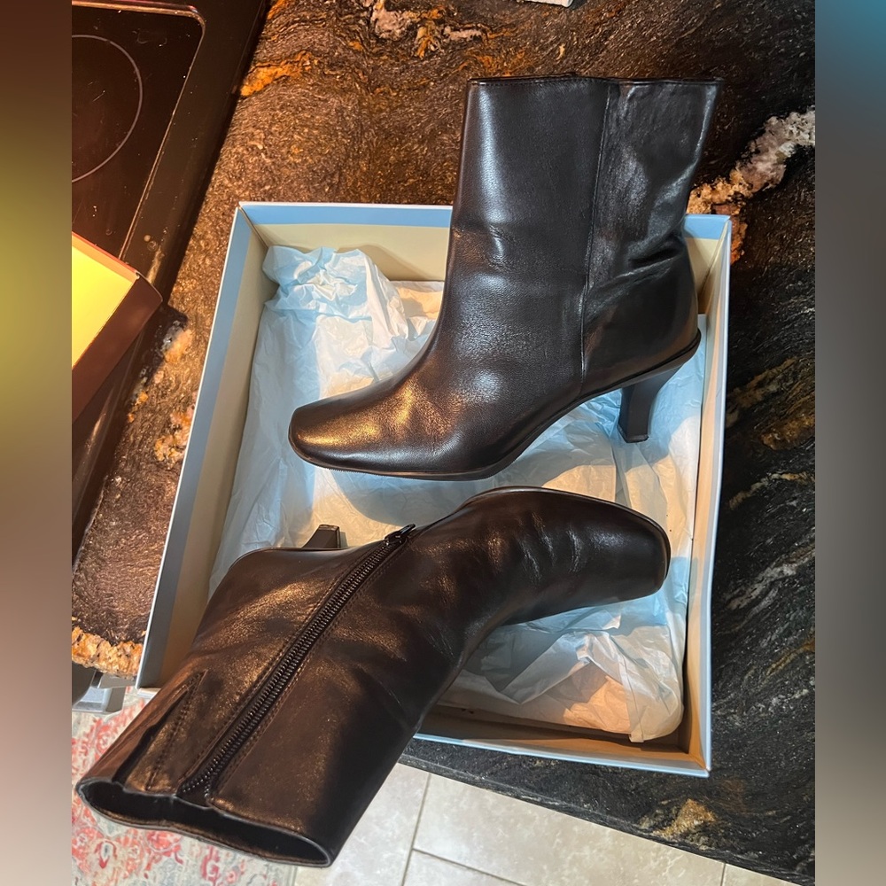 Antonio Melani black leather kitten heel boots w9